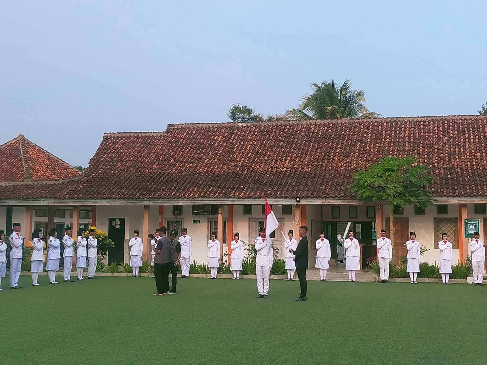 Siswi SMK Plus Nusa Putra Menjadi Perwakilan Paskibra di Kecamatan Surade